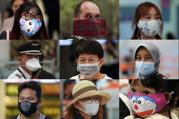 Люди в масках у стойки иммиграционной службы в аэропорту города Сепанг, Малайзия - Sputnik Латвия