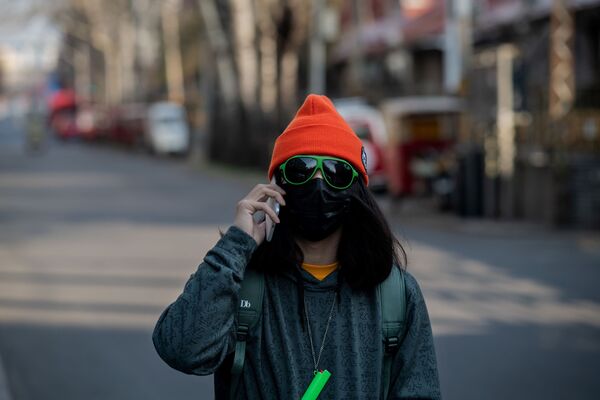 Девушка в очках и медицинской маске на улице Пекина, Китай - Sputnik Латвия