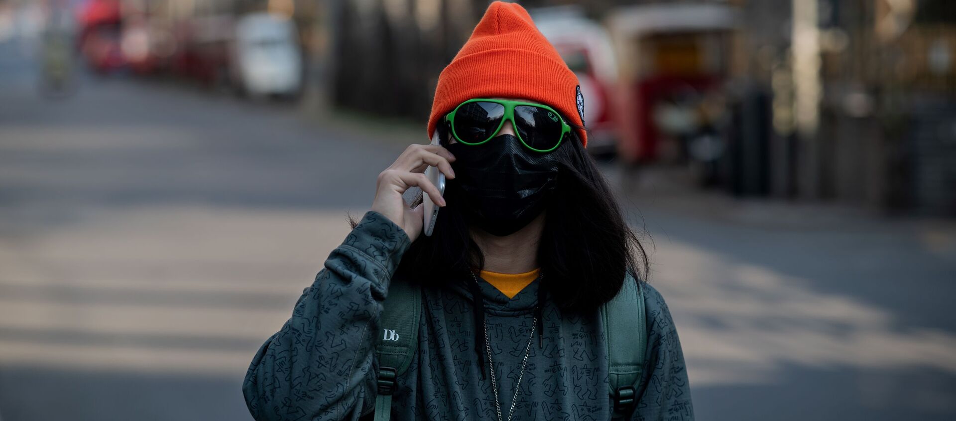 Девушка в маске и очках на пустынной улице Пекина  - Sputnik Латвия, 1920, 21.02.2020