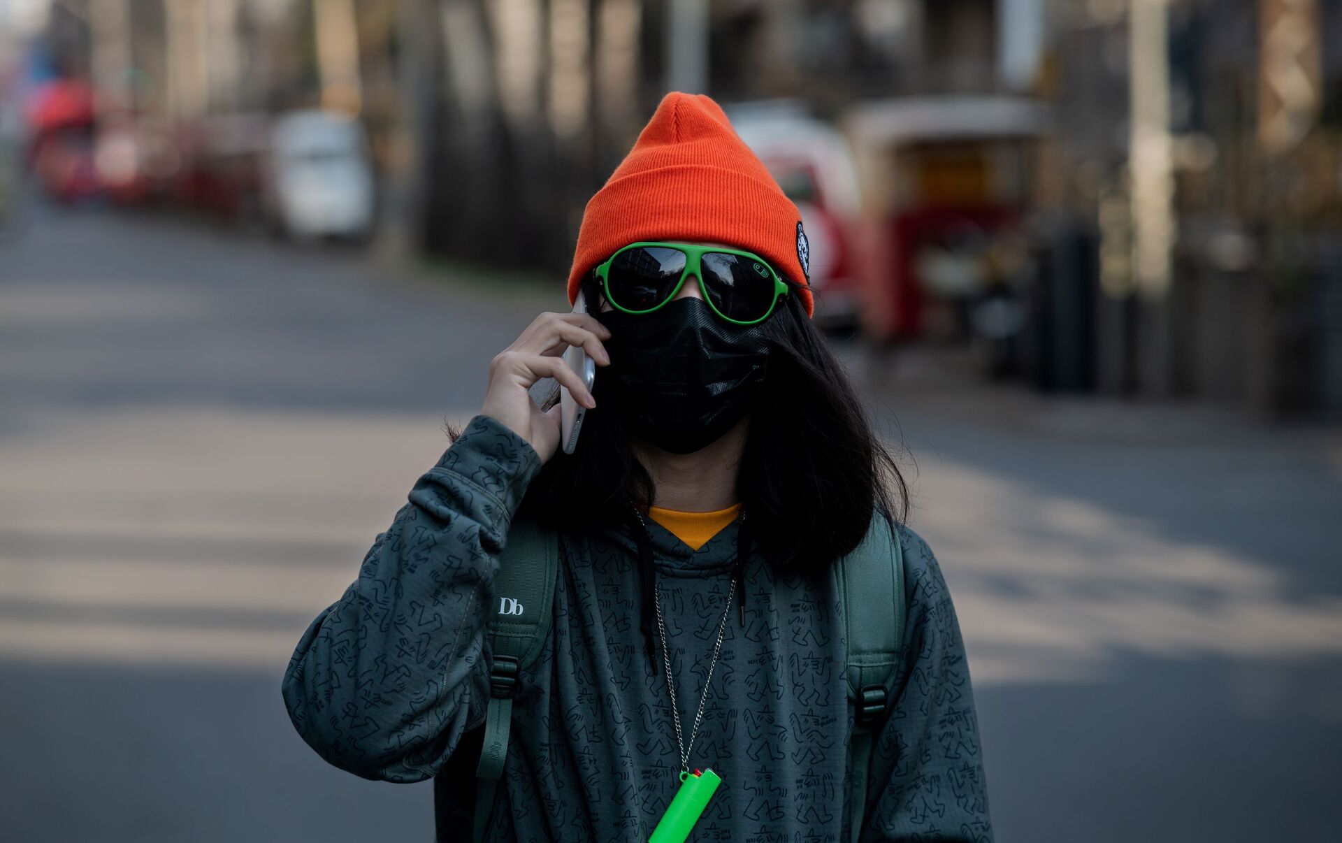 Девушка в маске на улице