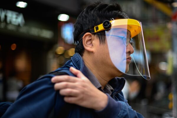 Мужчина в защитной маске на улице Гонконга - Sputnik Латвия