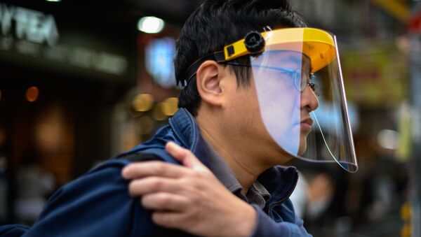 Мужчина в защитной маске в Гонконге - Sputnik Latvija