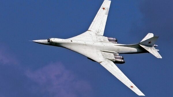 Первый полет обновленного российского ракетоносца Ту-160М показали на видео - Sputnik Latvija