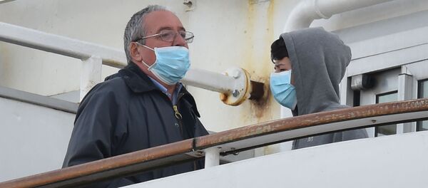 Пассажиры в медицинских масках на борту круизного лайнера Diamond Princes, помещенного в карантин у японского порта Йокогама Пассажиры в медицинских масках на борту круизного лайнера Diamond Princes, помещенного в карантин у японского порта Йокогама - Sputnik Латвия