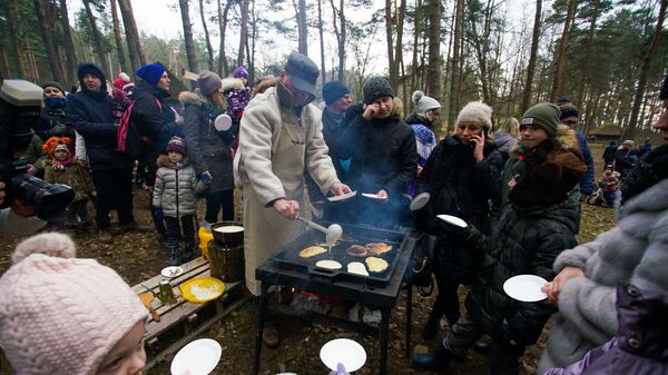 В Риге отметили латышский народный праздник Метени, проводы зимы и встреча весны. - Sputnik Латвия