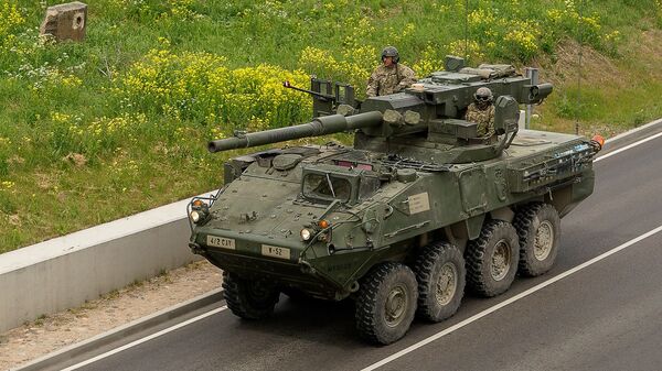 Тяжелая военная техника США Stryker M1128 Mobile Gun System возможно будет стрелять на новом полигоне под Даугавпилсом - Sputnik Latvija