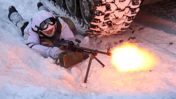 Военнослужащий мотострелкового подразделения Печенгской бригады Северного флота РФ проводит отработку тактических приемов - Sputnik Латвия