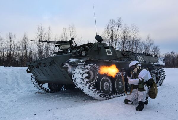 Военнослужащие мотострелкового подразделения Печенгской бригады Северного флота РФ проводят отработку тактических приемов - Sputnik Латвия