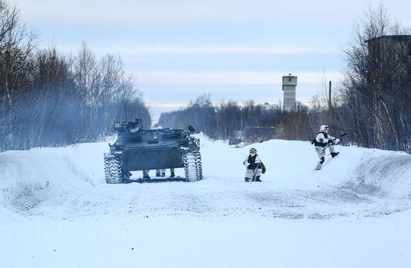 Военнослужащие мотострелкового подразделения Печенгской бригады Северного флота РФ проводят отработку тактических приемов - Sputnik Латвия