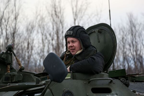 Военнослужащий мотострелкового подразделения Печенгской бригады Северного флота РФ во время отработки тактических приемов Военнослужащий мотострелкового подразделения Печенгской бригады Северного флота РФ во время отработки тактических приемов - Sputnik Латвия