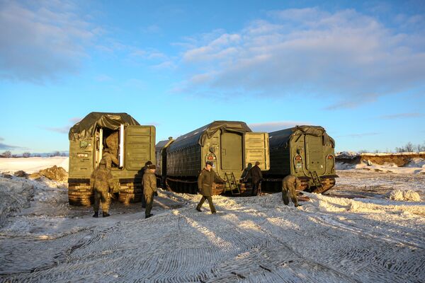 Арктические полевые кухни КА-250/30ПМ Северного флота РФ, созданные на базе двухзвенного гусеничного плавающего транспортера ДТ-30ПМ - Sputnik Латвия
