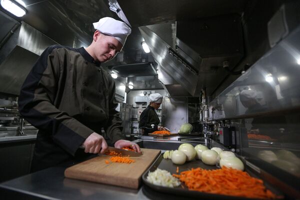 Повара готовят еду на арктической кухне КА-250/30ПМ Северного флота РФ - Sputnik Латвия