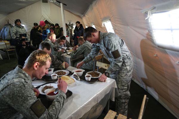 Военнослужащие Печенгской бригады Северного флота обедают в арктической кухне - Sputnik Латвия
