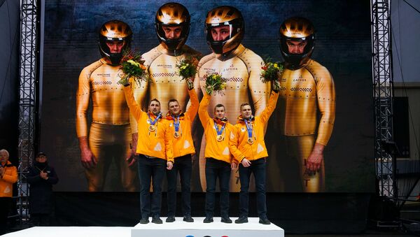 Оскарс Мелбардис и Даумантс Дрейшкенс, Арвис Вилкасте и Янис Стренга получили золотые медали зимней Олимпиады в Сочи - Sputnik Латвия