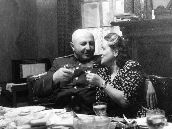 Генерал армии Иван Христофорович Баграмян с женой Тамарой Амаяковной - Sputnik Латвия