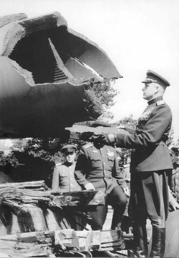 Маршал Рокоссовский рассматривает трофеи, 1945 год - Sputnik Латвия