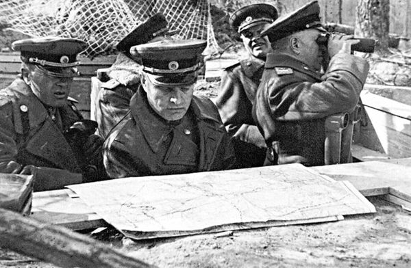 Генерал-полковник артиллерии В. И. Казаков на наблюдательном пункте, 1945 год - Sputnik Латвия