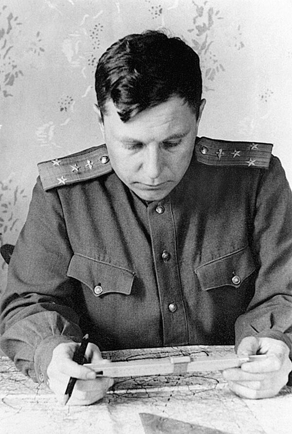 Полковник Покрышкин готовится к боевому вылету, 1945 год Полковник Покрышкин готовится к боевому вылету, 1945 год - Sputnik Латвия