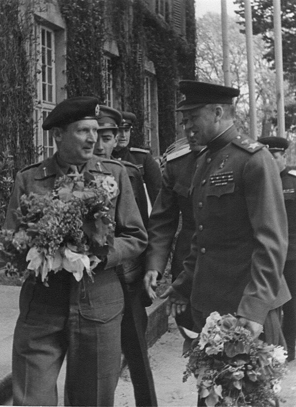 Маршал Жуков и маршал Рокоссовский с британским фельдмаршалом Монтгомери, 1945 год - Sputnik Латвия