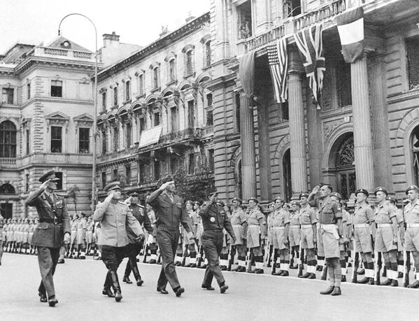 Маршал Советского Союза Игорь Конев на параде союзных войск в Вене, 1945 год - Sputnik Латвия