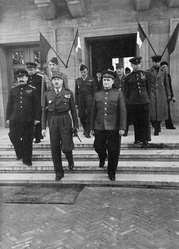 Советские генералы Соколовский, Казаков, маршал Ротмистров и французский генерал де Тассиньи в Берлине, 1945 год - Sputnik Латвия