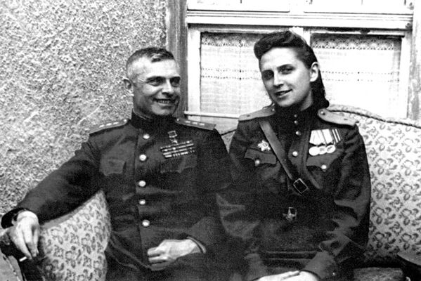 Генерал-полковник артиллерии Василий Казаков и его супруга Светлана Смирнова, 1945 год - Sputnik Латвия
