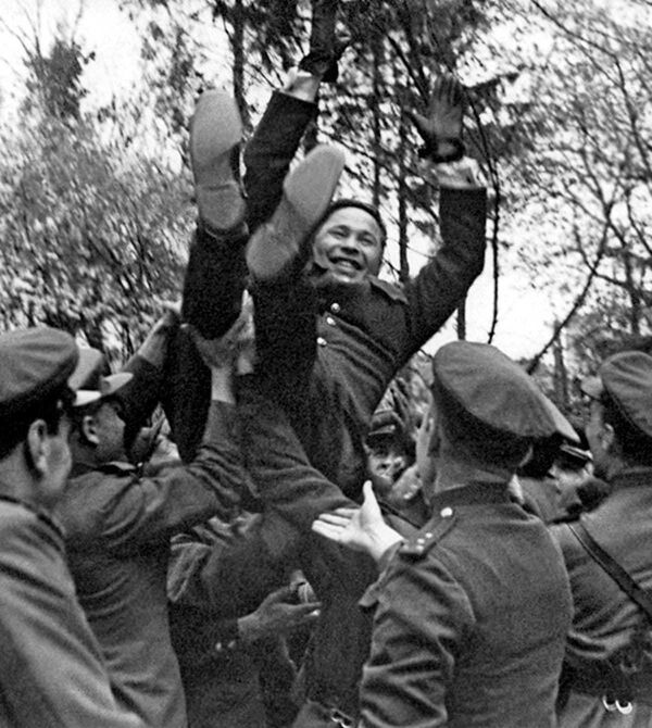Командующий 43-й армией генерал-лейтенант Афанасий Белобородов у артиллеристов Командующий 43-й армией генерал-лейтенант Афанасий Белобородов у артиллеристов - Sputnik Латвия