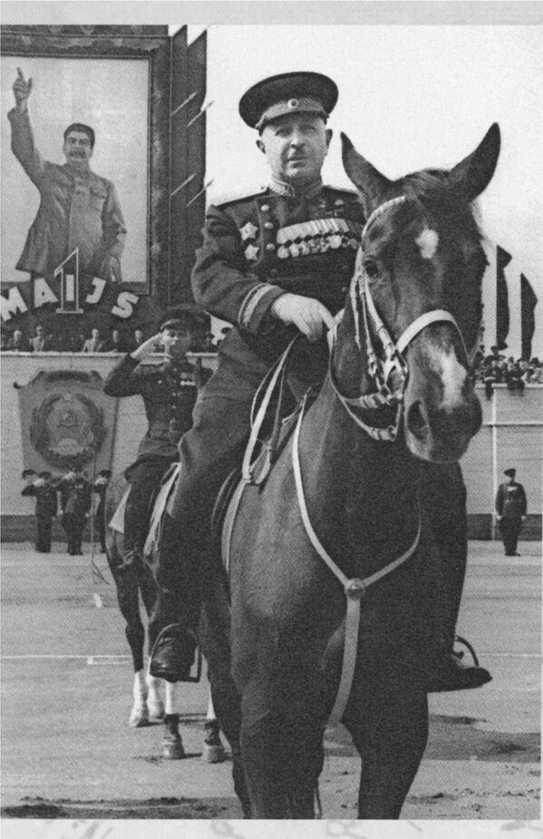Маршал Иван Христофорович Баграмян на военном параде - Sputnik Латвия