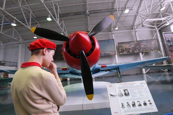 Юнармеец рассматривает фронтовой истребитель Ла-7 в Центральном музее Военно-воздушных сил в Монино - Sputnik Латвия