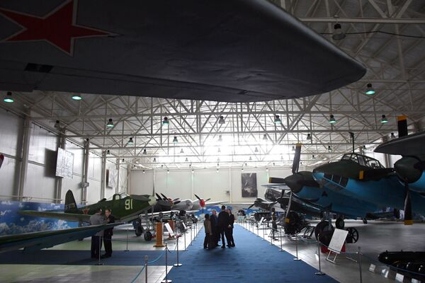 Ekspozīcijas Lielā Tēvijas kara lidmašīnas svinīgā atklāšana Gaisa kara spēku Centrālajā muzejā Moņino. Labajā pusē – frontes bumbvedējs Tu-2 - Sputnik Latvija