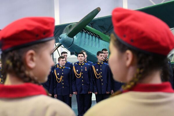 Trīskartējā Padomju Savienības Varoņa A.Pokriškina vārdā nosauktās kadetu internātskolas ar sākotnējo pilota apmācību audzēkņi ekspozīcijas Lielā Tēvijas kara lidmašīnas svinīgās atklāšanas pasākumā Gaisa kara spēku Centrālajā muzejā Moņino - Sputnik Latvija