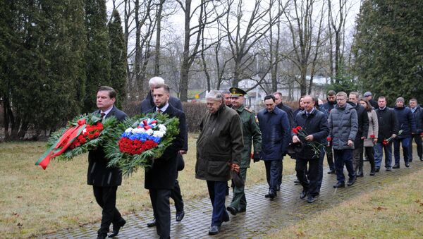  Возложение цветов у памятника героям-подводникам, погибшим в 1941-1944 годах - Sputnik Латвия