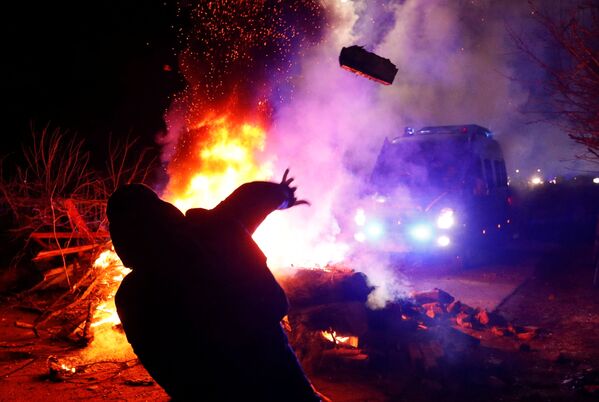 Protestētāju un policijas sadursmes Poltavas apgabalā, kur tika izvietoti no Ķīnas evakuētie cilvēki. Protestētāju un policijas sadursmes Poltavas apgabalā, kur tika izvietoti no Ķīnas evakuētie cilvēki. - Sputnik Latvija