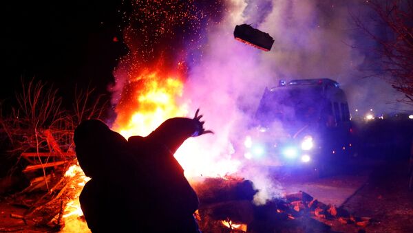Столкновения протестующих и полиции в Полтавской области, где были размещены эвакуированные из Китая, Украина - Sputnik Латвия