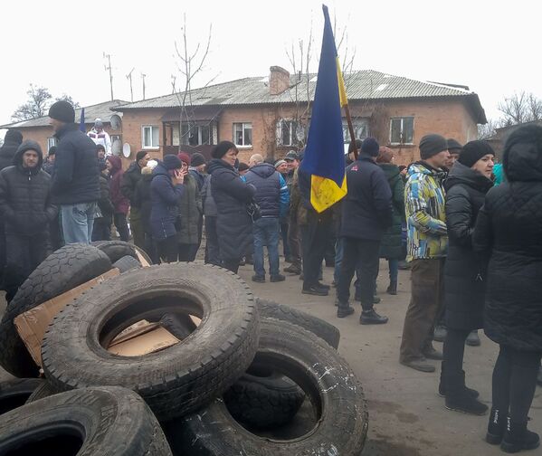 Protestētāju un policijas sadursmes Poltavas apgabalā, kur tika izvietoti no Ķīnas evakuētie cilvēki. Protestētāju un policijas sadursmes Poltavas apgabalā, kur tika izvietoti no Ķīnas evakuētie cilvēki. - Sputnik Latvija