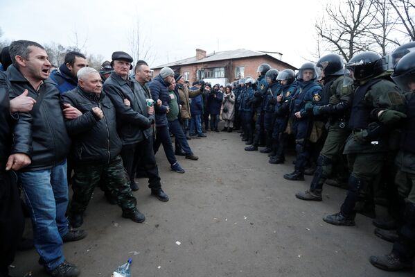 Protestētāju un policijas sadursmes Poltavas apgabalā, kur tika izvietoti no Ķīnas evakuētie cilvēki. Protestētāju un policijas sadursmes Poltavas apgabalā, kur tika izvietoti no Ķīnas evakuētie cilvēki. - Sputnik Latvija