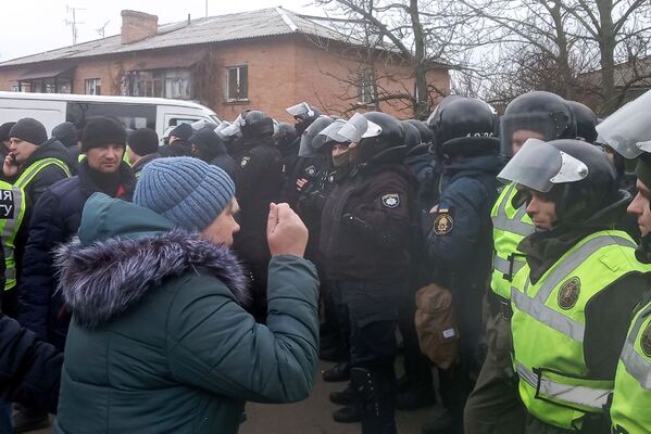 Protestētāju un policijas sadursmes Poltavas apgabalā, kur tika izvietoti no Ķīnas evakuētie cilvēki. Protestētāju un policijas sadursmes Poltavas apgabalā, kur tika izvietoti no Ķīnas evakuētie cilvēki. - Sputnik Latvija