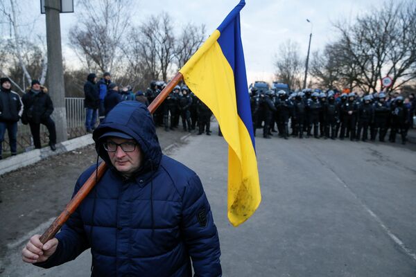 Protestētāju un policijas sadursmes Poltavas apgabalā, kur tika izvietoti no Ķīnas evakuētie cilvēki. Protestētāju un policijas sadursmes Poltavas apgabalā, kur tika izvietoti no Ķīnas evakuētie cilvēki. - Sputnik Latvija