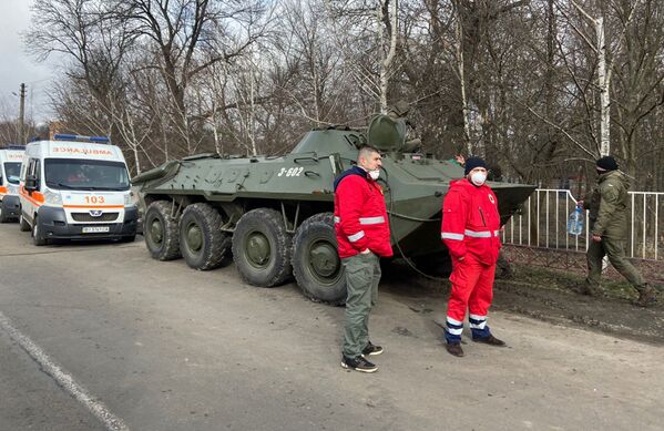 Protestētāju un policijas sadursmes Poltavas apgabalā, kur tika izvietoti no Ķīnas evakuētie cilvēki. Protestētāju un policijas sadursmes Poltavas apgabalā, kur tika izvietoti no Ķīnas evakuētie cilvēki. - Sputnik Latvija