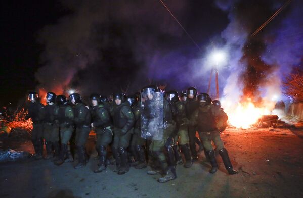 Protestētāju un policijas sadursmes Poltavas apgabalā, kur tika izvietoti no Ķīnas evakuētie cilvēki. Protestētāju un policijas sadursmes Poltavas apgabalā, kur tika izvietoti no Ķīnas evakuētie cilvēki. - Sputnik Latvija