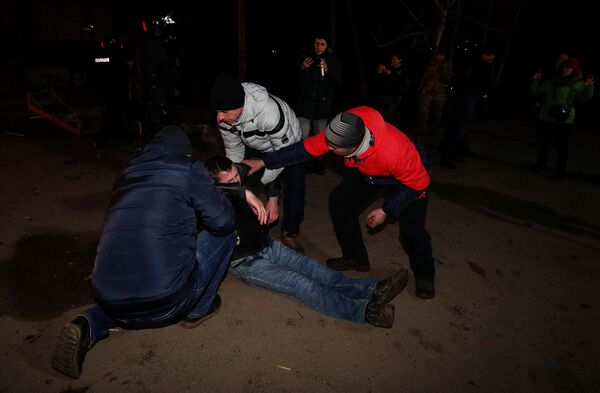 Protestētāju un policijas sadursmes Poltavas apgabalā, kur tika izvietoti no Ķīnas evakuētie cilvēki. Protestētāju un policijas sadursmes Poltavas apgabalā, kur tika izvietoti no Ķīnas evakuētie cilvēki. - Sputnik Latvija