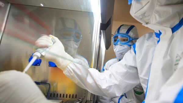 Лаборанты тестируют образцы вируса в лаборатории в Хэнъяне в центральной китайской провинции Хэнань - Sputnik Latvija