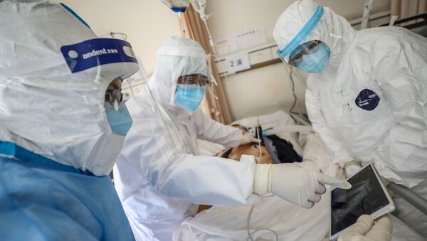 Врач проводит осмотр пациента, зараженного коронавирусом - Sputnik Латвия