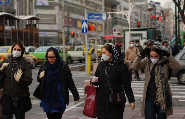 Жители Тегерана в медицинских масках на одной из улиц города - Sputnik Латвия