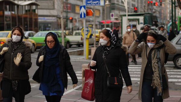 Жители Тегерана в медицинских масках на одной из улиц города - Sputnik Латвия