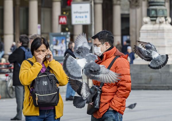 Туристы в защитных масках на одной из улиц Милана - Sputnik Латвия