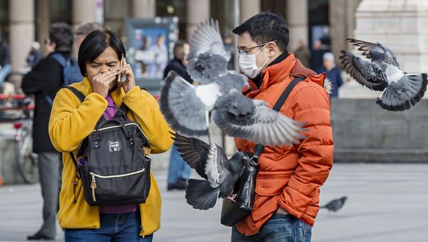 Туристы в защитных масках на одной из улиц Милана - Sputnik Латвия