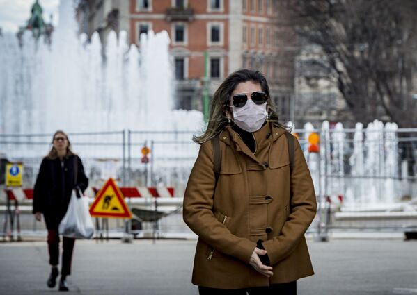 Женщина в медицинской маске в центре Милана - Sputnik Латвия