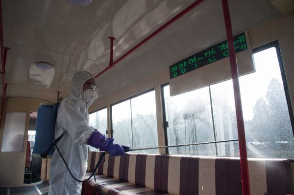 Дезинфекция трамвая против распространения коронавируса в Пхеньяне - Sputnik Латвия