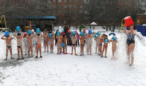 Дети обливаются холодной водой в детском саду No317 в Красноярске, 2020 год - Sputnik Латвия